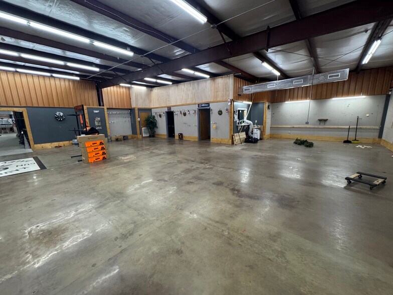 More Photos Of 990 N Daleville Ave, Daleville Warehouse For Sale