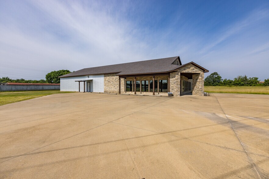 More Photos Of 1910 E Jackson St, Hugo Freestanding For Sale