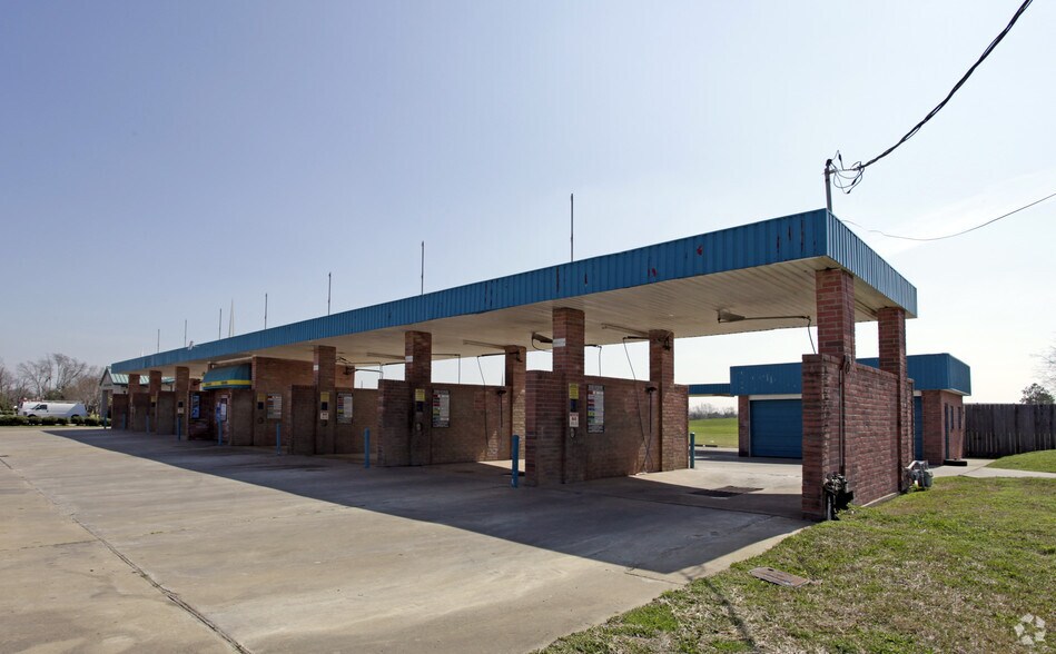 More Photos Of 393 Avenue E, Stafford Carwash For Sale