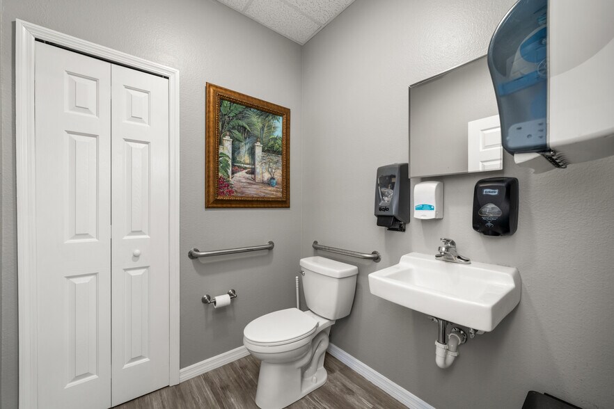 More Photos Of 33 Ryant Blvd, Sebring Medical For Sale