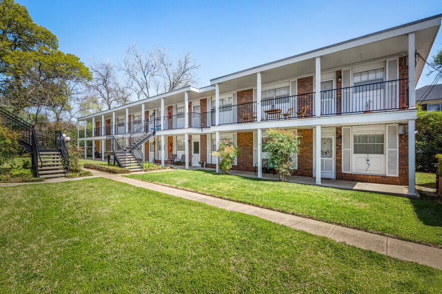 More Photos Of 401 E Main St, Brenham Apartments For Sale