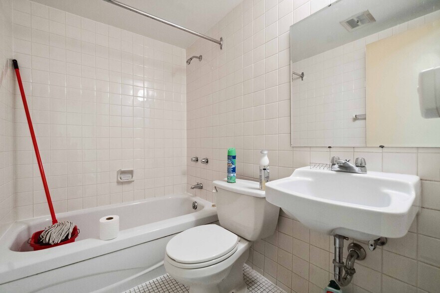 More Photos Of 431 Bank St, Ottawa General Retail For Sale