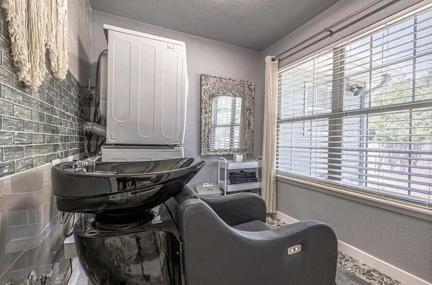 More Photos Of 4209 W waco Dr, Waco Office For Lease