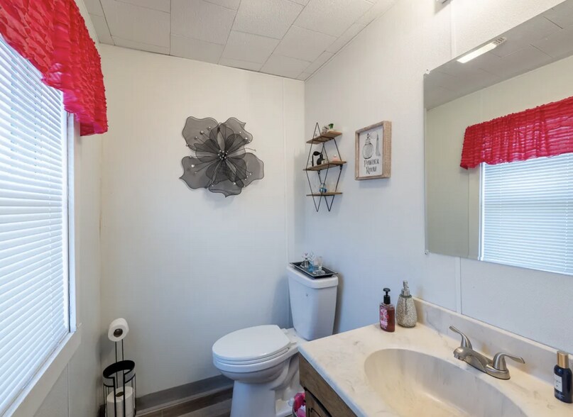 More Photos Of 1201 S Park Ave, Herrin Office For Sale