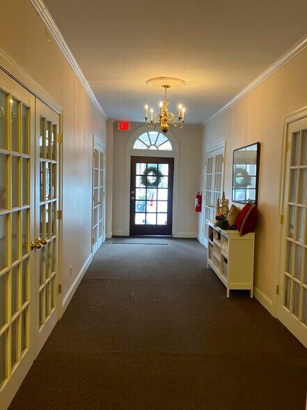 More Photos Of 56 Main St, Southampton Office For Lease