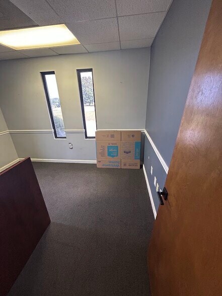 More Photos Of 24 Hampton Rd, Lyman Warehouse For Lease