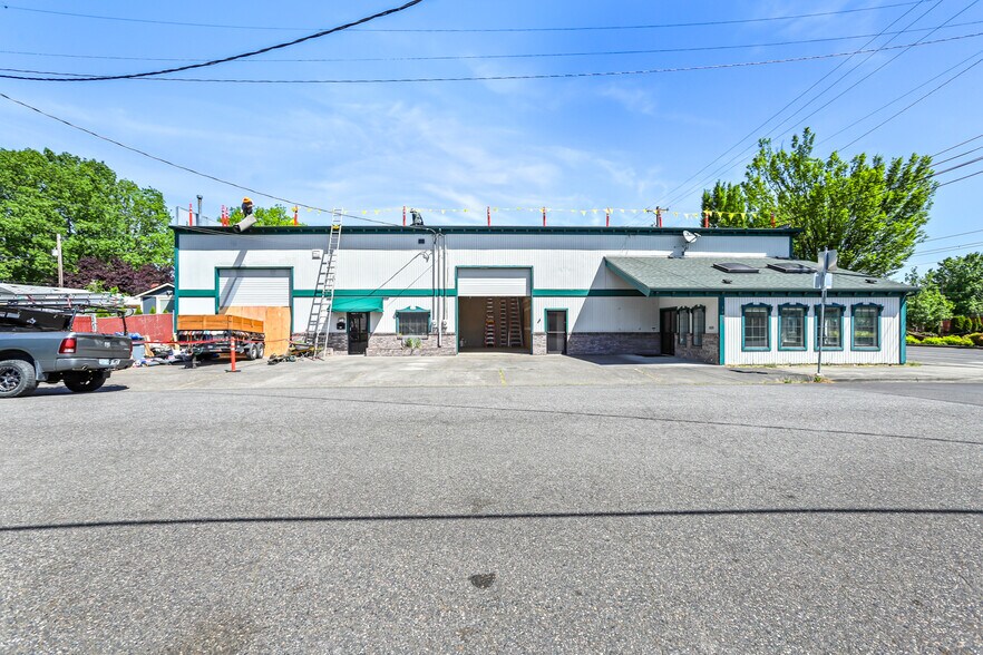 More Photos Of 1625 SE Lafayette St, Portland Light Distribution For Lease