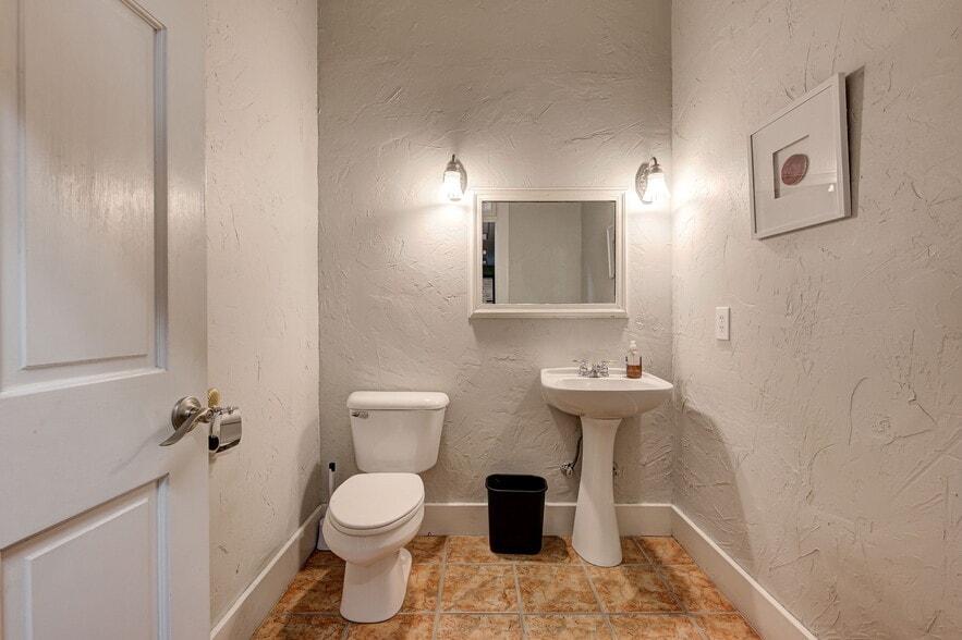 More Photos Of 1008 W Main St, Oklahoma City Office For Lease