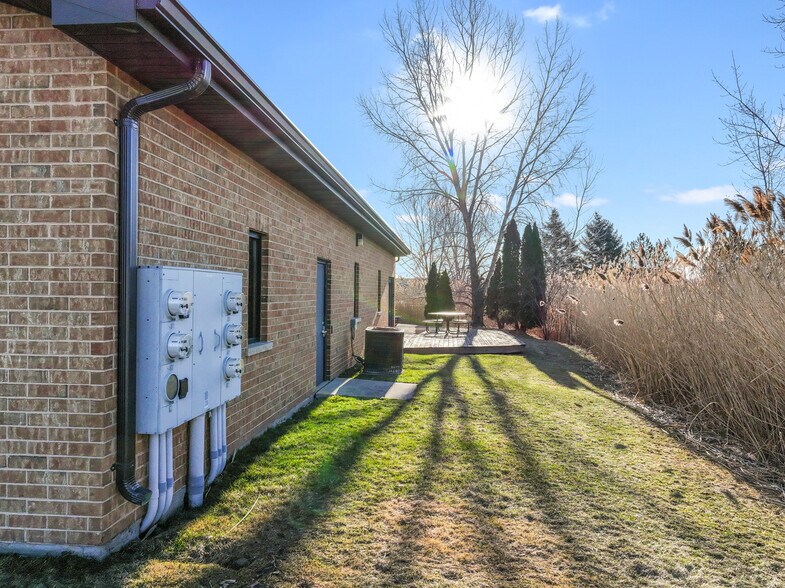 More Photos Of 566 Redbird Cir, De Pere Office For Lease