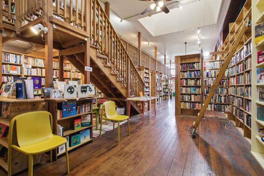 More Photos Of 657 E Main St, Cottage Grove Restaurant For Sale