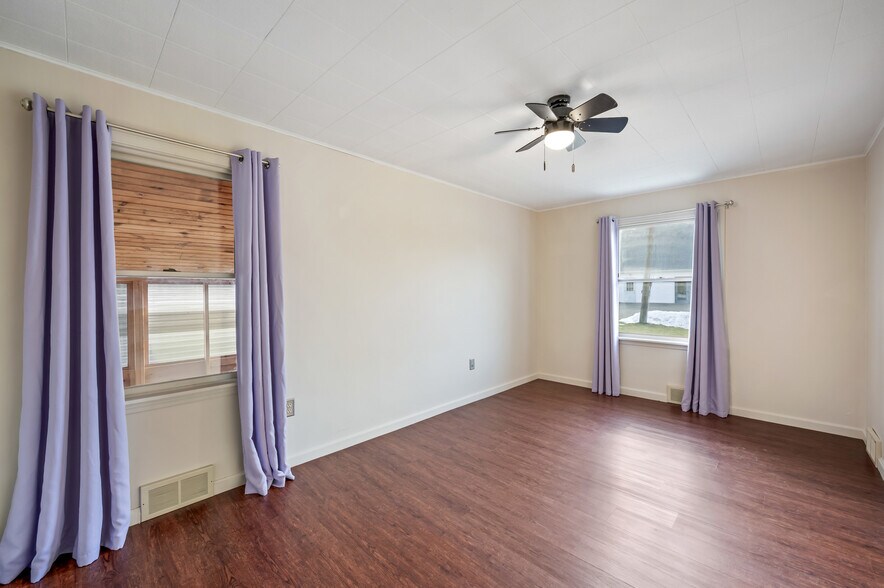 More Photos Of 4085 / 4086 State Route 422, Southington Showroom For Sale