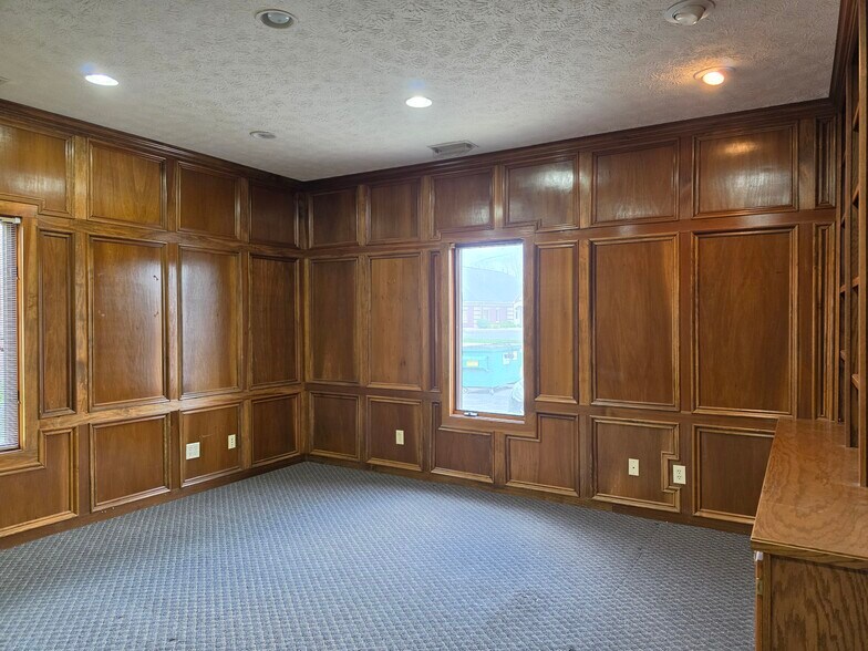 More Photos Of 386 Meridian Parke Ln, Greenwood Medical For Lease