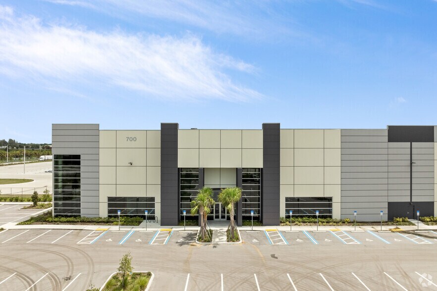 More Photos Of 700 S Kings Hwy, Fort Pierce Distribution For Lease