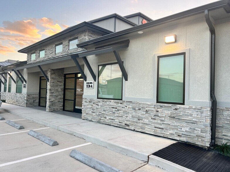 More Photos Of 16702 House Hahl Rd, Cypress Medical For Lease