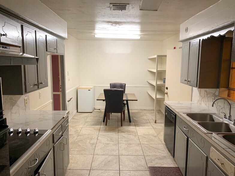 More Photos Of 15518 Silver Ridge Dr, Houston Specialty For Lease