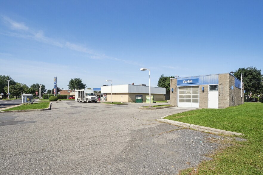 More Photos Of 80-90 Rue Quévillon, Varennes Convenience Store For Sale