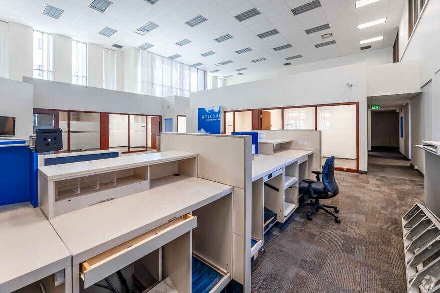 More Photos Of 31 King St, St Catharines Bank For Lease