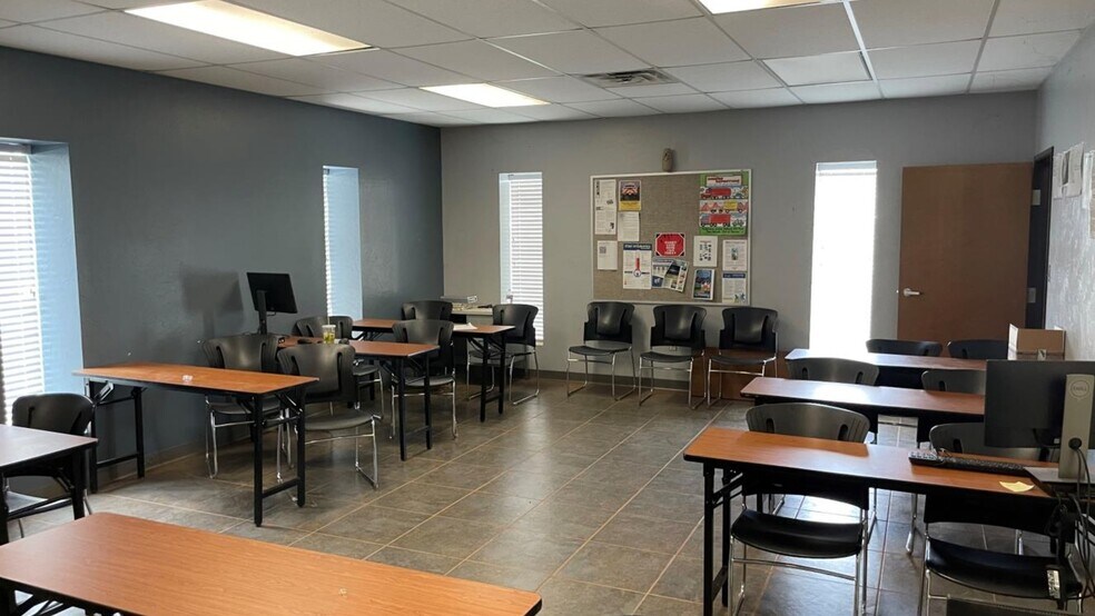 More Photos Of 5104 Estes Pky, Longview Warehouse For Sale