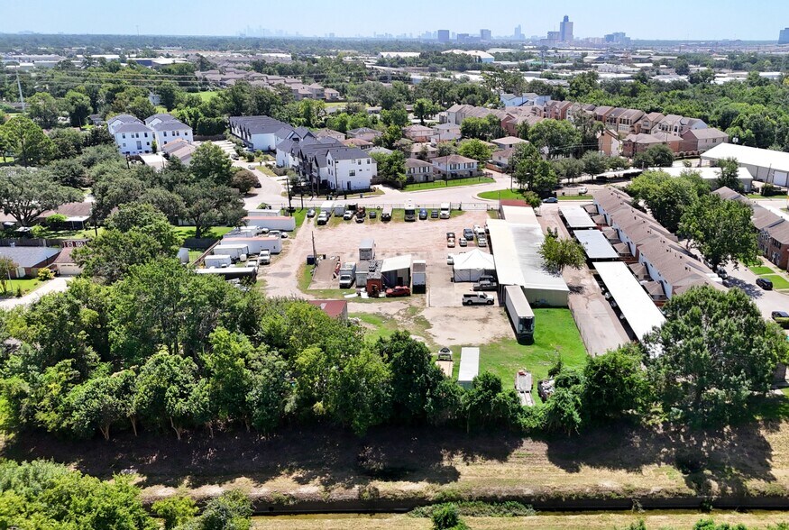 More Photos Of 1915 Sherwood Forest St, Houston Warehouse For Sale