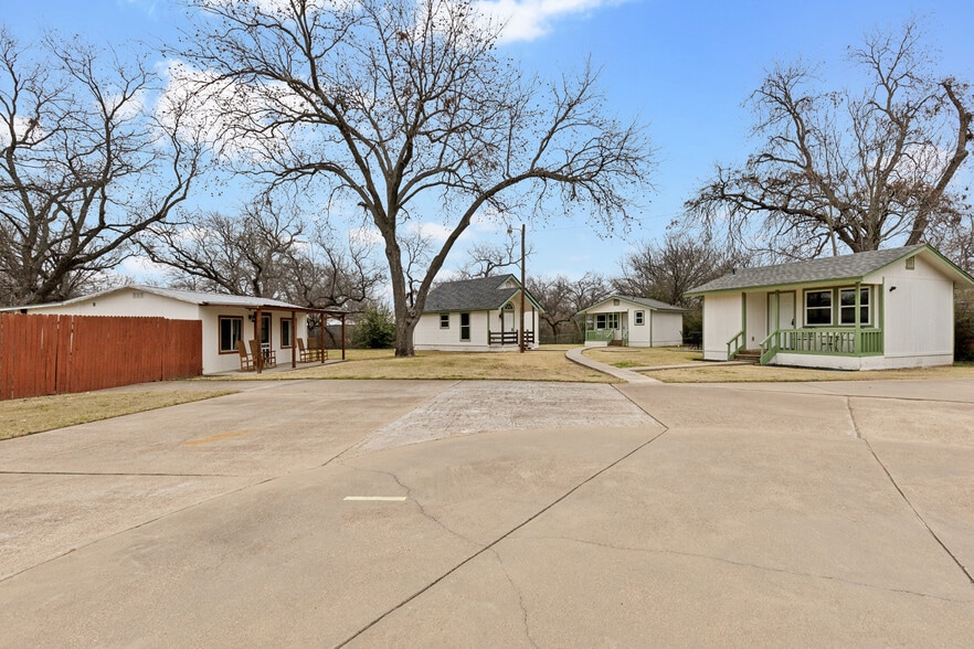 More Photos Of 512 N Travis St, Granbury Hospitality For Sale