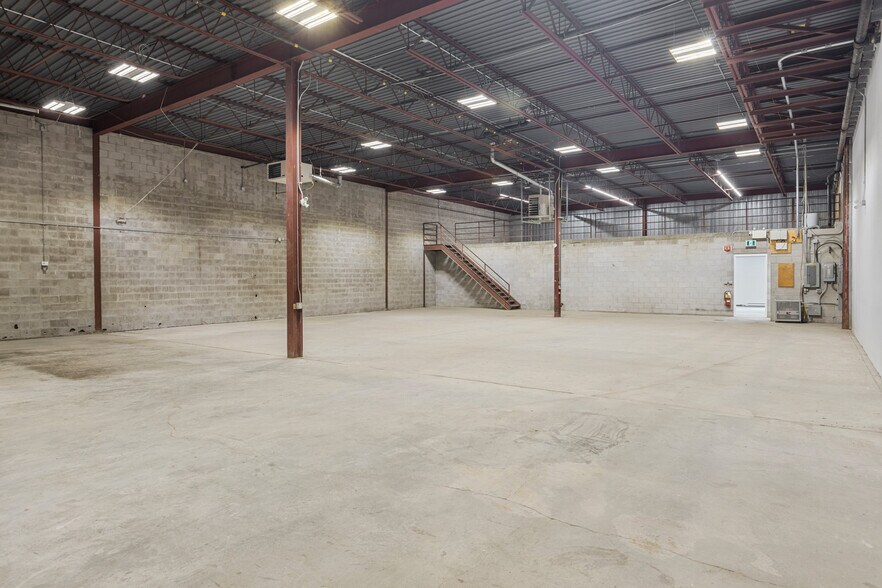 More Photos Of 1117-1141 Newmarket St, Ottawa Distribution For Lease