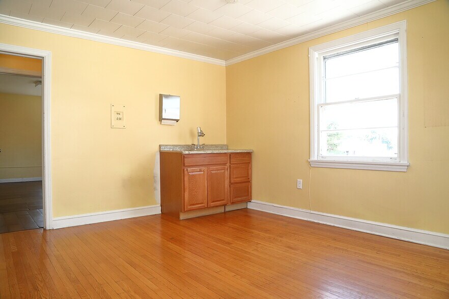 More Photos Of 221 E Princess St, York Office For Sale