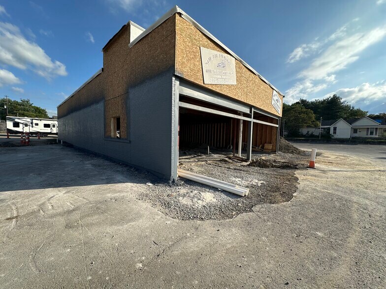 More Photos Of 300 W Main St, Lebanon Freestanding For Lease