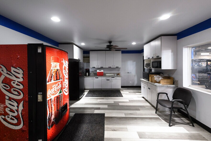 More Photos Of 10232-10234 Glenoaks Blvd, Pacoima Warehouse For Sale