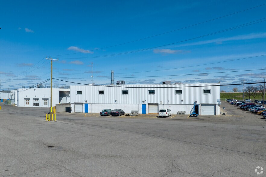 More Photos Of 33180 Fisher Dr, Saint Clair Shores Showroom For Lease