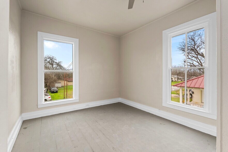 More Photos Of 901 N Saint Joseph St, Gonzales Office For Sale