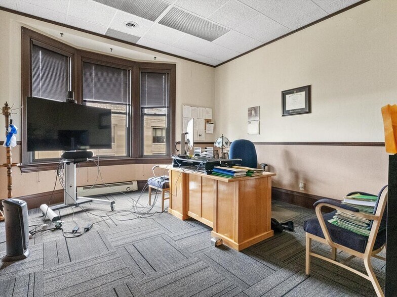 More Photos Of 921-931 8th St, Manitowoc Office For Sale