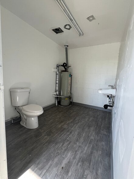 More Photos Of 911 W C St, Wilmington Warehouse For Lease