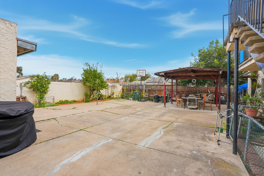 More Photos Of 335 Laurel Ave, National City Apartments For Sale