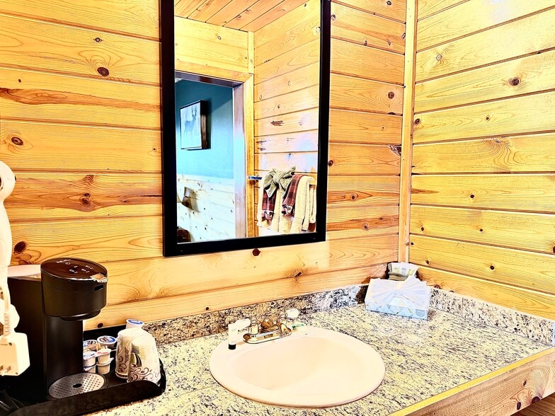 More Photos Of 1665 Whisper Ridge Rd, Ashton Hotel For Sale