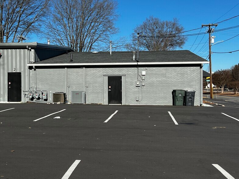 More Photos Of 735 S Broad St, Mooresville Office Residential For Lease