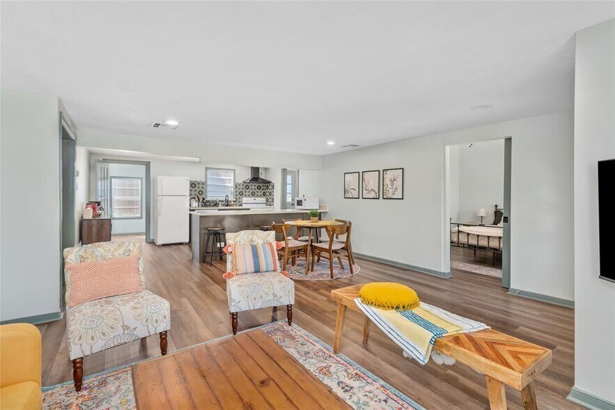 More Photos Of 1118 W 21st St, Houston Office For Sale