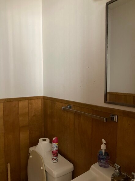 More Photos Of 2620 Yonkers St, Plainview Medical For Lease