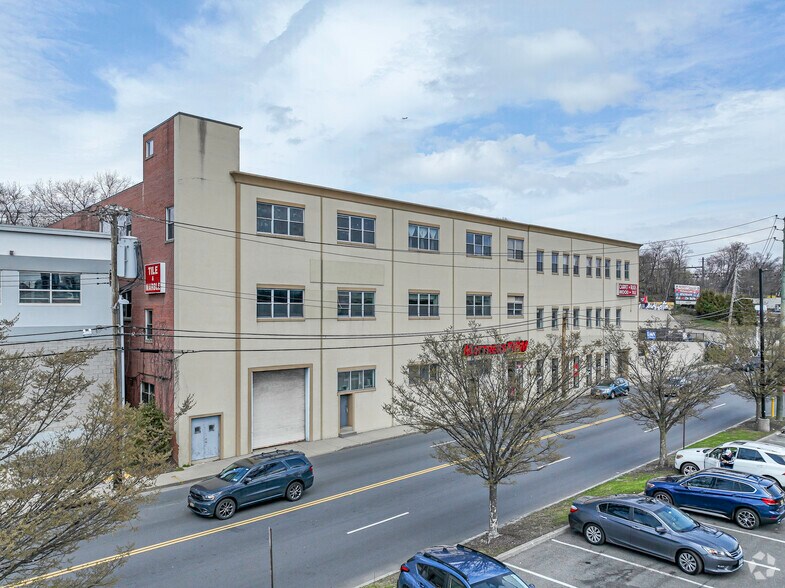 More Photos Of 40 Nardozzi Pl, New Rochelle Freestanding For Lease