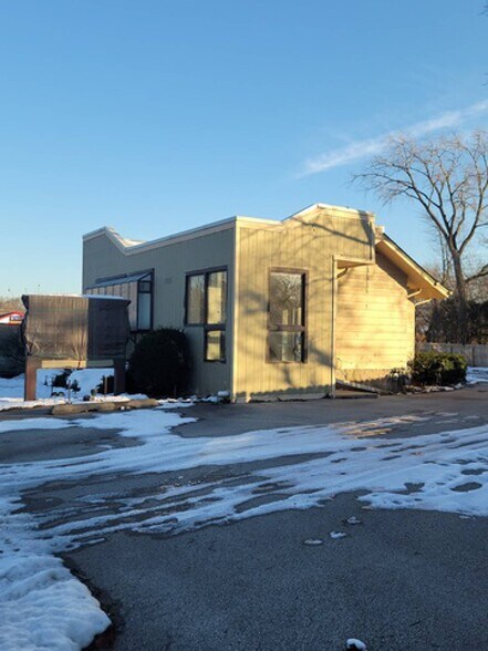 More Photos Of 1815 Dundee Rd, Northbrook Storefront Retail Office For Sale