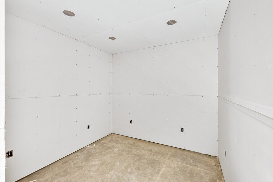 More Photos Of 21 N Skipworth Rd, Spokane Valley Showroom For Lease