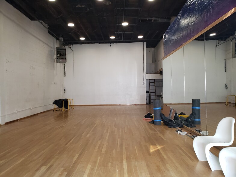 More Photos Of 21-38 44th Rd, Long Island City General Retail For Lease
