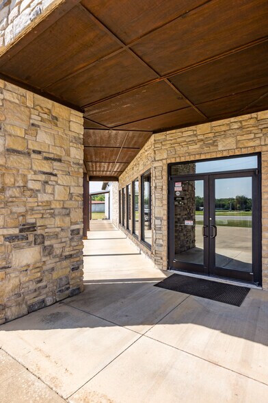 More Photos Of 1910 E Jackson St, Hugo Freestanding For Sale