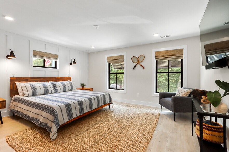 More Photos Of W4724 S Lakeshore Dr, Fontana-on-Geneva Lake Storefront For Sale