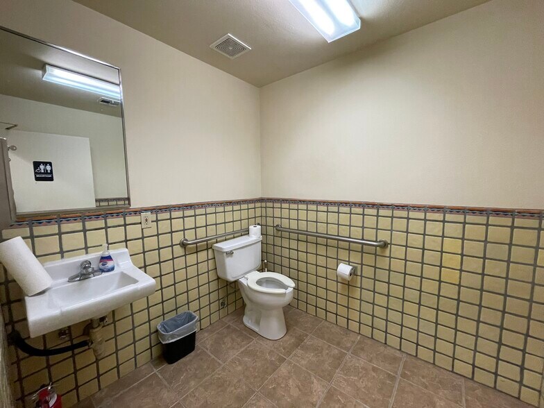 More Photos Of 77570 Springfield Ln, Palm Desert Warehouse For Lease