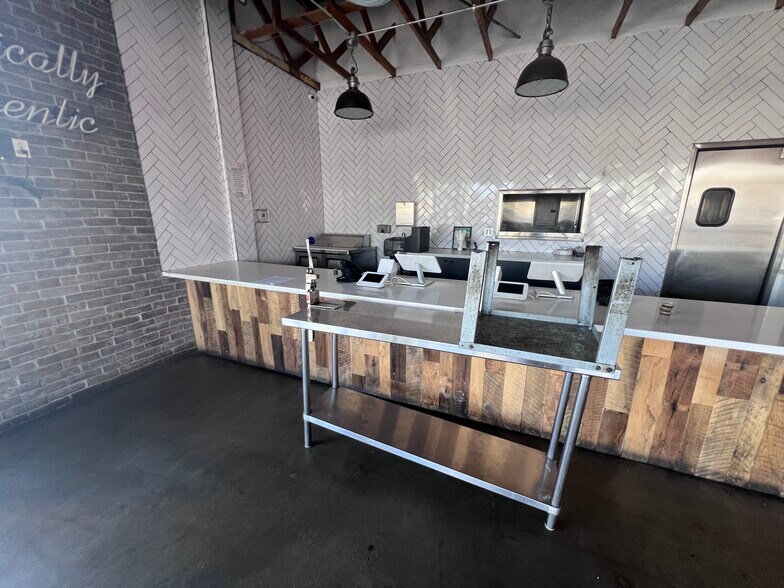 More Photos Of 12900-12906 Victory Blvd, North Hollywood Unknown For Lease