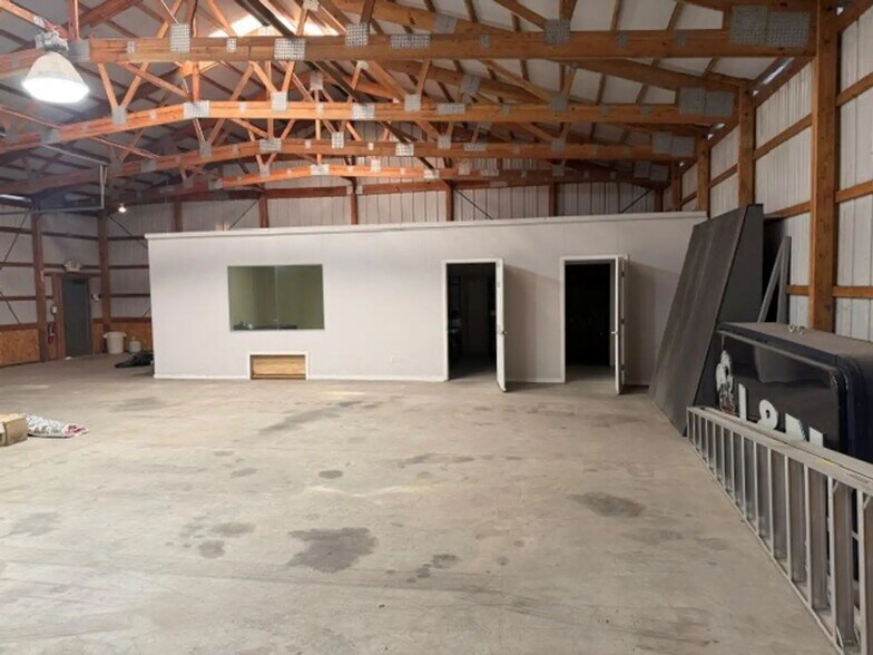 More Photos Of 950 Glengarry Drive, Fairdale Industrial For Sale