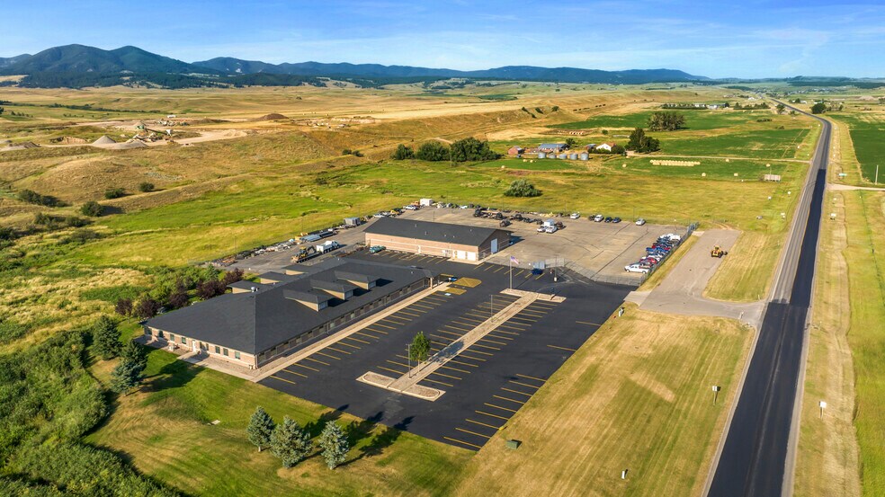 More Photos Of 920 NE Main St, Lewistown Office For Sale