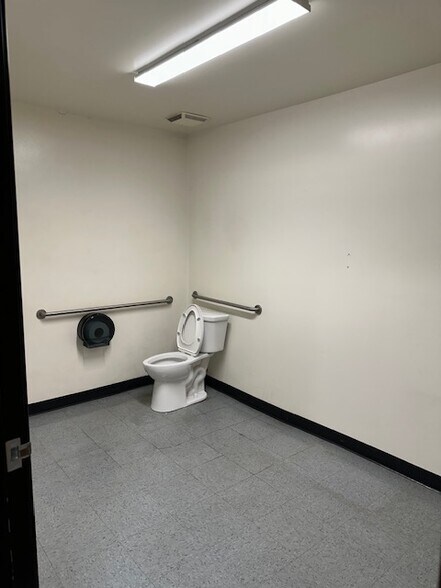 More Photos Of 7900-7910 Clybourn Ave, Sun Valley Manufacturing For Lease