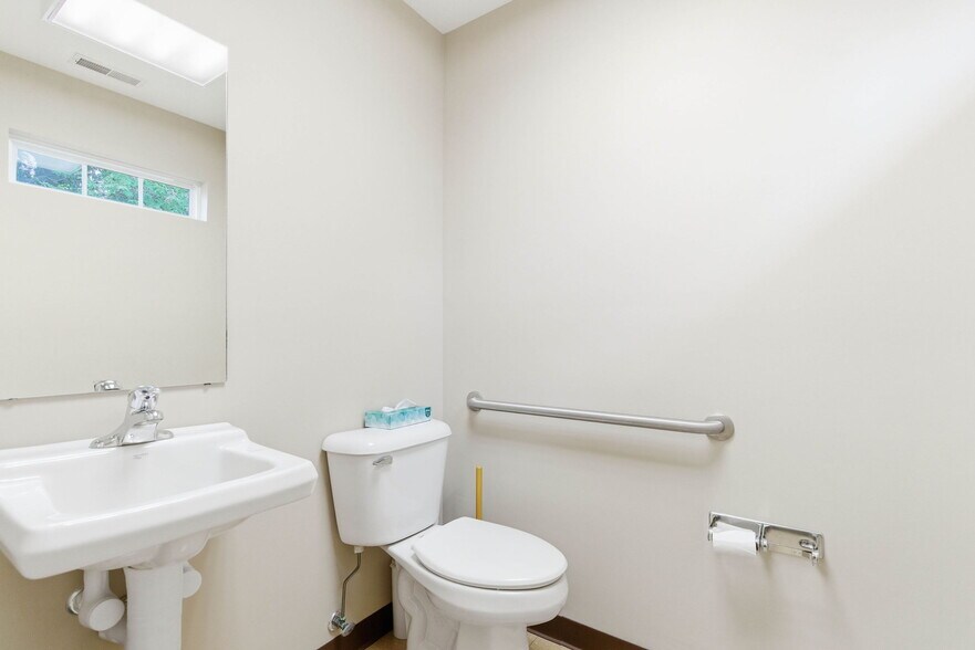 More Photos Of 3208 College Dr, Louisville Office For Sale