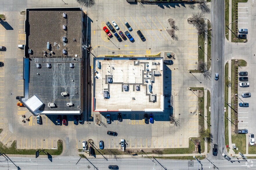 More Photos Of 5824-5832 Douglas Ave, Des Moines Freestanding For Lease